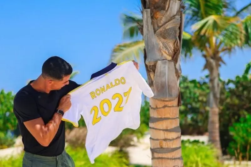 "لنصنع التاريخ معًا".. أول تعليق من رونالدو بعد تجديد عقده مع النصر السعودي 2 "لنصنع التاريخ معًا".. أول تعليق من رونالدو بعد تجديد عقده مع النصر السعودي