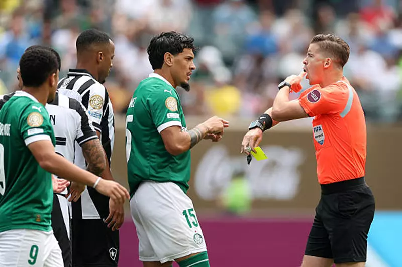 أكثر من نصفها لفرق أمريكا الجنوبية.. 11 بطاقة حمراء في كأس العالم للأندية 2 أكثر من نصفها لفرق أمريكا الجنوبية.. 11 بطاقة حمراء في كأس العالم للأندية