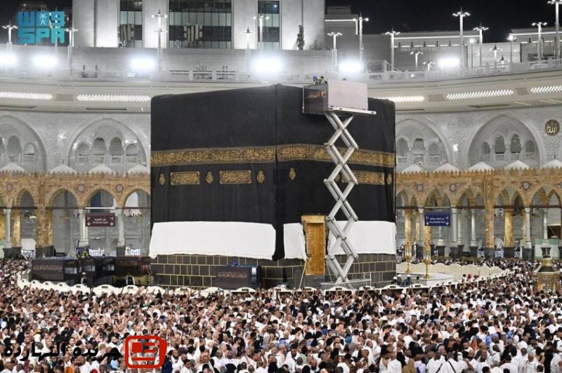 الهيئة العامة للعناية بشؤون الحرمين تنهي استبدال كسوة الكعبة 2 الهيئة العامة للعناية بشؤون الحرمين تنهي استبدال كسوة الكعبة