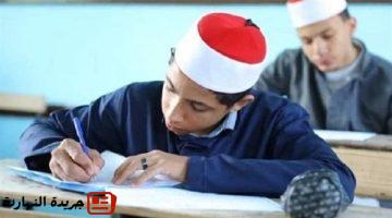 طلاب أدبي ثانوية أزهرية يؤدون امتحان مادة الإحصاء والفلسفة
