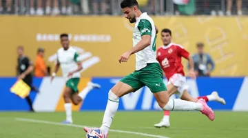 دكة البدلاء خوسيه لوبيز يسجل هدف بالميراس الثاني أمام.webp
