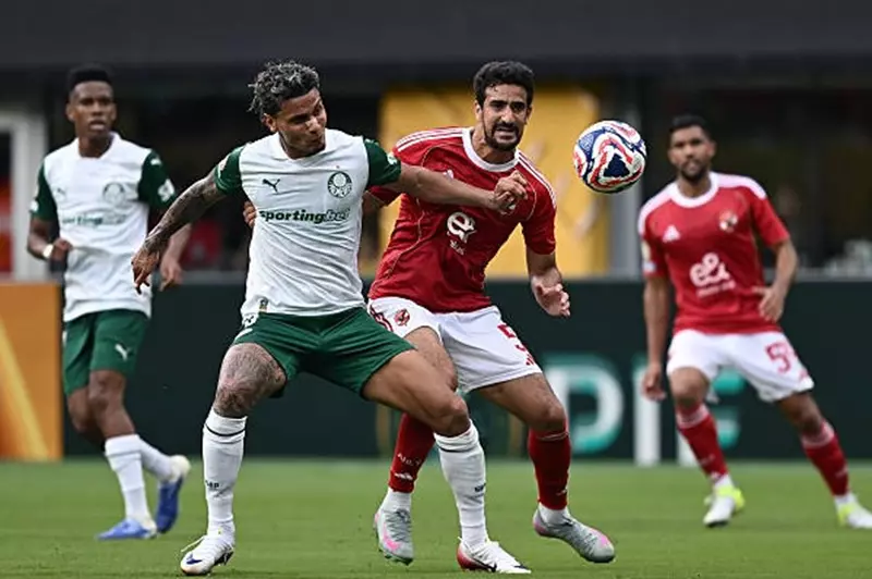 بن رمضان: توقف مباراة الأهلي وبالميراس لم يكن في صالحنا 5 بن رمضان: توقف مباراة الأهلي وبالميراس لم يكن في صالحنا