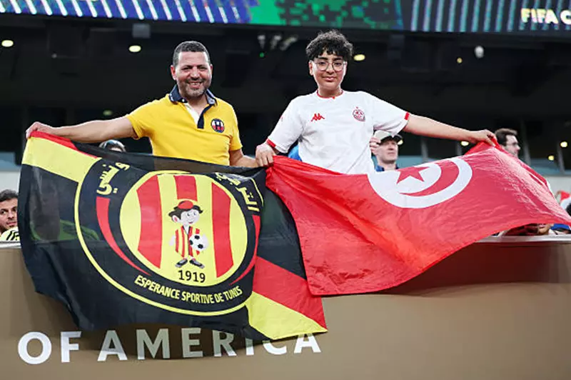 تفوق تونسي.. جماهير الترجي تصنع الحدث أمام تشيلسي بكأس العالم للأندية (صور) 2 تفوق تونسي.. جماهير الترجي تصنع الحدث أمام تشيلسي بكأس العالم للأندية (صور)