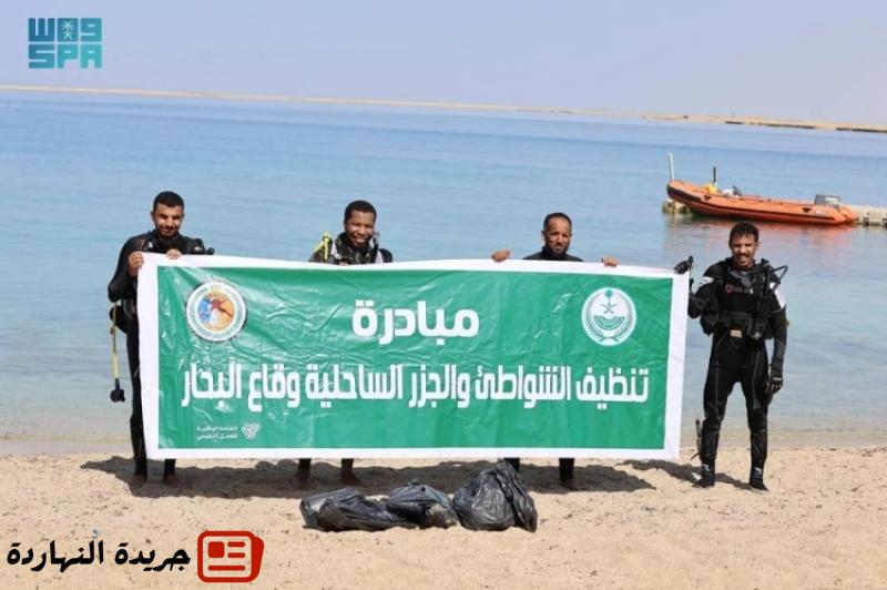حرس الحدود ينفذ مبادرة تطوعية لتنظيف شاطئ العيقة وقاع البحر