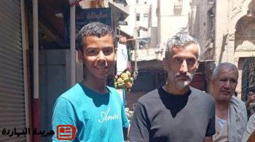 مدرب الأهلي يتجول فى شارع المعز ويلتقط صورا مع