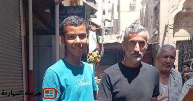 ريبيرو مدرب الأهلي يتجول فى شارع المعز ويلتقط صورا مع الجماهير.. فيديو