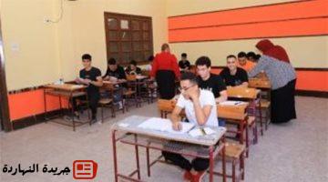 طلاب الثانوية العامة نظام قديم يبدأون امتحان اللغة الأجنبية