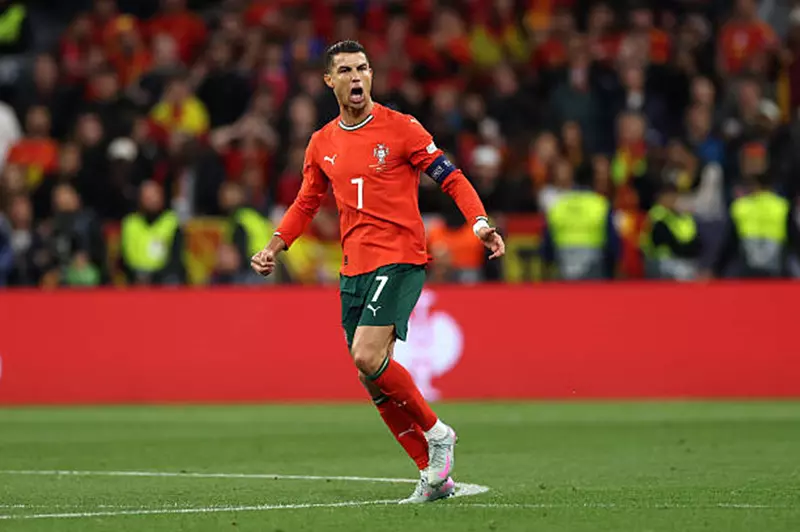 كريستيانو يتحدى الزمن.. السباق الأخير للتتويج بكأس العالم ومنافسة ميسي 2 كريستيانو يتحدى الزمن.. السباق الأخير للتتويج بكأس العالم ومنافسة ميسي