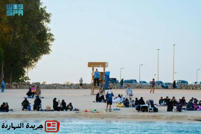 كورنيش المستقبل في جدة يشهد إقبالًا لممارسي السباحة والأنشطة المائية