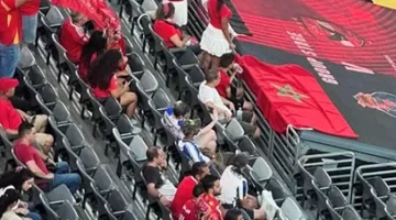 عربية علم المغرب يزين مدرجات جماهير الأهلي قبل مباراة.webp