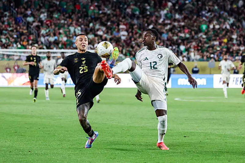 منتخب السعودية يخسر بثنائية أمام المكسيك ويودع بطولة الكأس الذهبية (فيديو) 2 منتخب السعودية يخسر بثنائية أمام المكسيك ويودع بطولة الكأس الذهبية (فيديو)