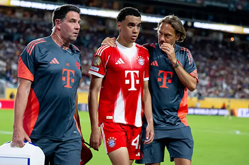 موسيالا يثير الشكوك بعد إصابته في مباراة بوكا جونيورز بكأس العالم للأندية 2 موسيالا يثير الشكوك بعد إصابته في مباراة بوكا جونيورز بكأس العالم للأندية