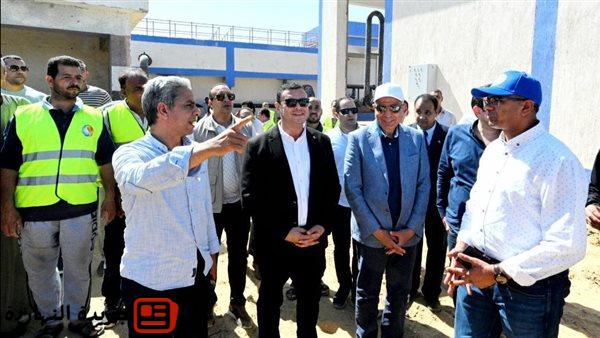 وزير الإسكان ومحافظ المنيا يتفقدان محطة مياه شرب صفانية ومحطة معالجة صرف
