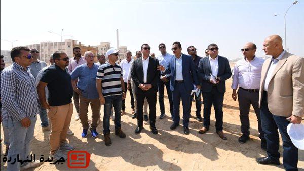 وزير الإسكان يبدأ جولة تفقدية بالعاشر من رمضان ويتفقد الطرق والمحاور ومشروع ديارنا السكني بالمدينة