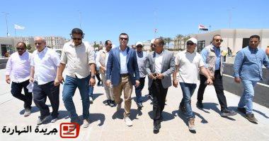 وزير الإسكان يتفقد كوبرى C19 والمدينة التراثية والمنطقة الشاطئية بمدينة العلمين الجديدة