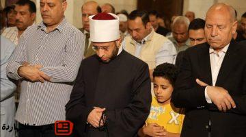 الأوقاف والعمل ومحافظ القاهرة يؤدون صلاة الجمعة بمسجد السيدة