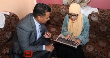 بتكليف من رئيس الوزراء..”الاتصالات” تهدى لابتوب للطالبة هاجر حسان دعماً لتفوقها
