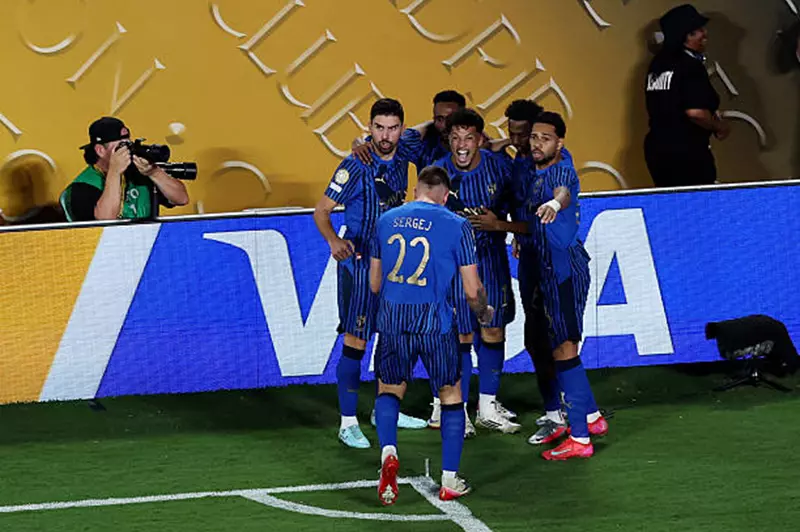 صنع المجد وجمع الملايين.. كم حصد الهلال بعد تأهله لربع نهائي كأس العالم للأندية؟ 2 صنع المجد وجمع الملايين.. كم حصد الهلال بعد تأهله لربع نهائي كأس العالم للأندية؟
