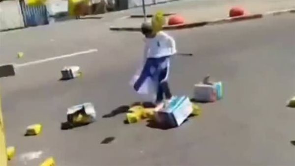 أخر الأخبار : خبز النجاة يُمزّق.. مشهد صادم لأطفال الاحتلال يعبثون بمساعدات غزة