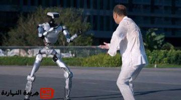 روبوت صينى بهيئة بشرية يستعرض عضلاته وحركاته الراقصة