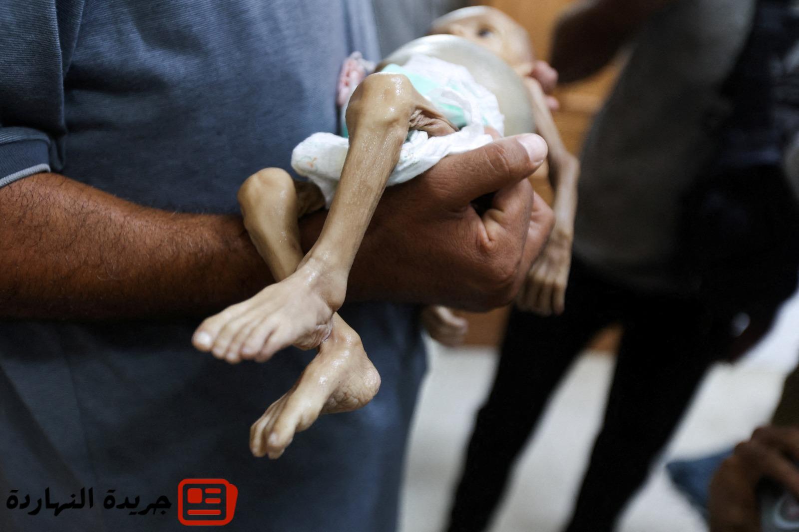 طحن الحمص وغلي أوراق الشجر .. حيل عائلات غزة الخطرة لإطعام الرضع