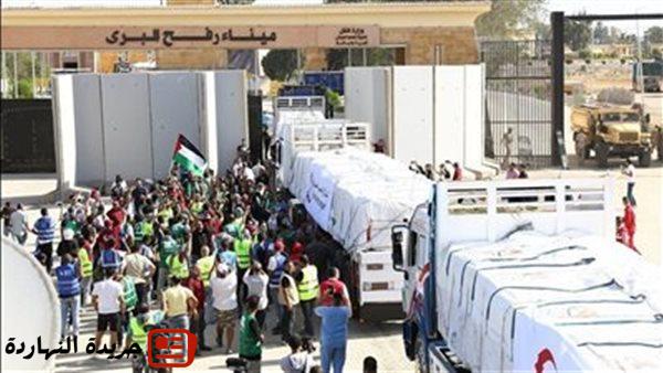 قافلة المساعدات التاسعة تواصل الدخول إلى غزة وسط تباطؤ ملحوظ بسبب تعنت الاحتلال
