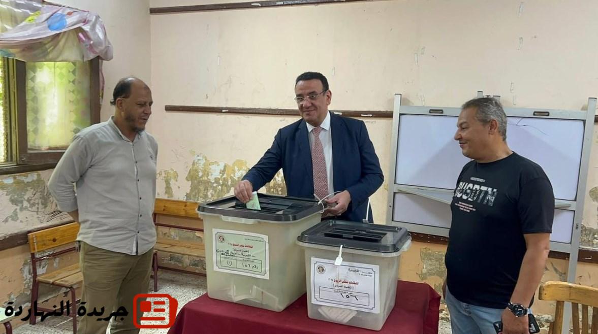 متحدث البرلمان السابق يدلي بصوته في انتخابات الشيوخ: "المشاركة واجب وطني" 5 متحدث البرلمان السابق يدلي بصوته في انتخابات الشيوخ: “المشاركة واجب وطني”