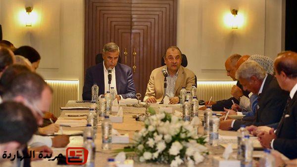 وزير قطاع الأعمال ومحافظ الإسكندرية يناقشان تعزيز التعاون في مجال الاستثمار السياحي